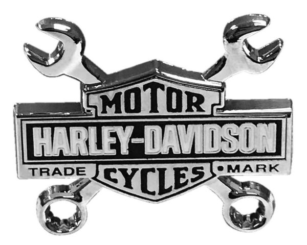 Harley-Davidson® 1.5 pollici. Perno per chiave a barra e scudo con marchio di fabbrica, finitura in nichel argento