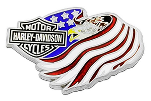 Harley-Davidson® 1.5 pollici. Spilla in metallo con bandiera Bar & Shield Eagle, finitura argento antico